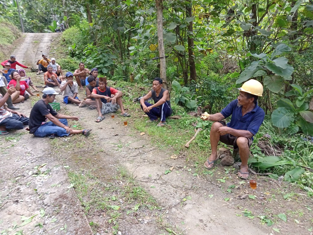 Warga Pandu Bergotong royong Membersihkan Jalan